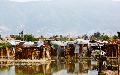 In addition to the many illnesses to which residents are exposed, many of the improvised huts for the dwelling are in areas of high risk of contamination and collapse since they are made of pieces of plastic or iron brought by the sea of garbage. Port-au-Prince, Haiti, 2012.