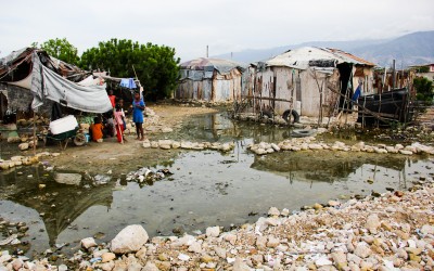 In addition to the many illnesses to which residents are exposed, many of the improvised huts for the dwelling are in areas of high risk of contamination and collapse since they are made of pieces of plastic or iron brought by the sea of garbage. Port-au-Prince, Haiti, 2012.