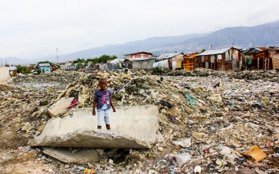 Resident child plays in the immensity of sand and is at risk of being contaminated by various diseases. According to the UN, garbage has been deposited in the region for about two years and contact with it is at a high risk. Port-Au-Prince, Haiti, 2012.