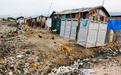In addition to the many illnesses to which residents are exposed, many of the improvised huts for the dwelling are in areas of high risk of contamination and collapse since they are made of pieces of plastic or iron brought by the sea of garbage. Port-au-Prince, Haiti, 2012.