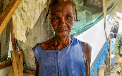 After losing everything in the earthquake, this old lady of 82 years lives in a stall of canvas and stones, without any food, personal object or movéis. In his house - two square meters - there is not even a mattress or another piece of clothing. Just water. Port-au-Prince, Haiti, 2012.