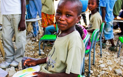 Inspiring to change the present and especially the future, and to be able to learn and contribute in some way to the development of the country and the new generation, teachers and students share a small and improvised space, without proper divisions or chairs, and build an albiente School daily. Port-au-Prince, Haiti, 2012.