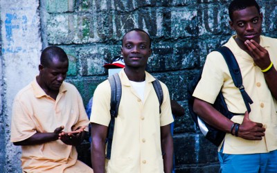 Even after the earthquake, in which thousands lost their homes and lives, many haitians, with better financial conditions, go to school in search of good opportunities and knowledge of the French language, since the dialect spoken in Haiti is Creole. Port-au-Prince, 2012.