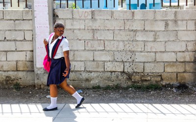 Even after the earthquake, in which thousands lost their homes and lives, many haitians, with better financial conditions, go to school in search of good opportunities and knowledge of the French language, since the dialect spoken in Haiti is Creole. Port-au-Prince, 2012.