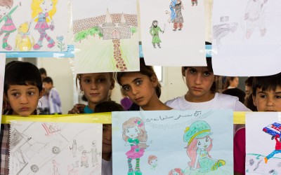 Traumatized by the horrors they witnessed and heard from the countless stories told by family and friends, children draw in the countryside schools their fears, their realities, their dreams and what marks their childhoods: hijackings and violence committed by Islamic State (ISIS) are among them. Sharia Refugee Camp, Iraq (Iraqi Kurdistan).