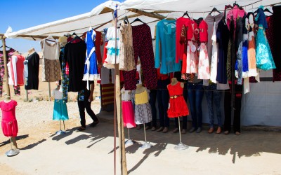 Merchants who left their businesses to flee the war improvise to rebuild the finances and couplings in some spaces in the fields dedicated to the commerce. This clothing store, mostly donated, runs daily.