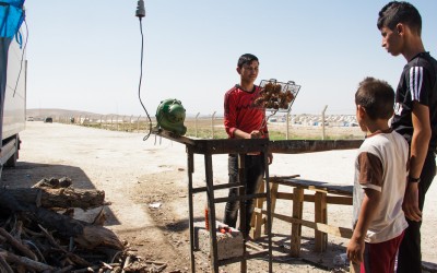 In an improvised hot plate in the middle and one of the corridors of the camp, this sale of grilled meat is one of the options of the residents who can pay for a food different from the one offered by the humanitarian aid. Unfortunately, not everyone can afford these temptations. Only those who receive money from friends or family who have not yet lost or fled their routines. Sharia Refugee Camp, near Duhok, Iraq (Iraqi Kurdistan).