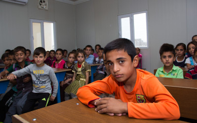 Promoted by NGOs, in this case German, some schools operate in the fields, although crowded. Teachers who teach in schools complain that many children do not go to school for lack of food, clothing, or school supplies and demand better conditions and more attention. Cover II Refugee Camp, Iraq (Iraqi Kurdistan).